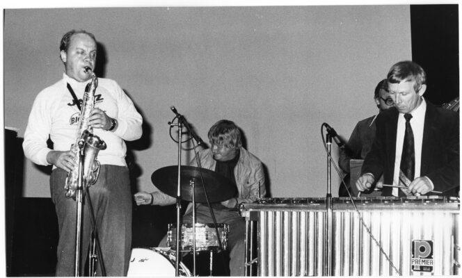 Jazzmusiker på scen.
