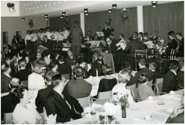 Framträdande med orkester och kör inför fullsatt sal.