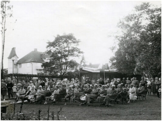 Stor folksamling utomhus. 