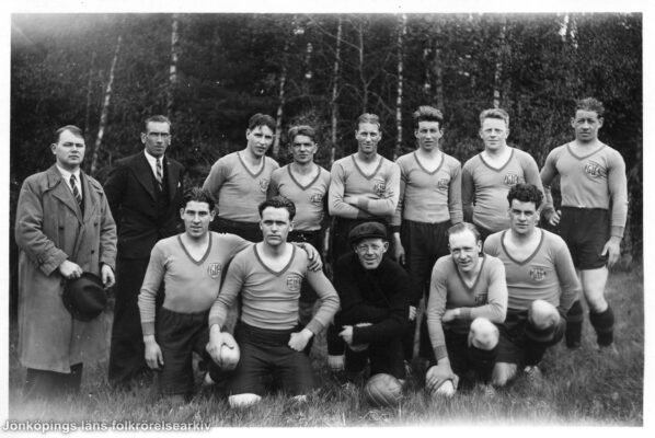 Fotbollslag poserar för kameran.
