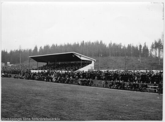 Foto taget från fotbollsplan mot fullsatt läktare.