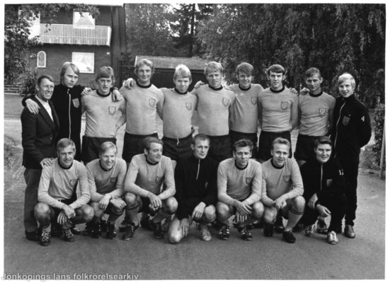 Fotbollslag poserar för kameran.