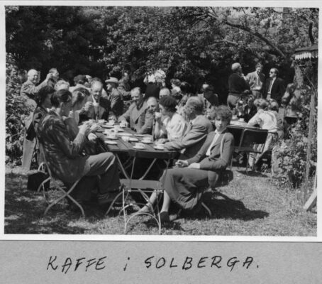 Människor i café i Solberga