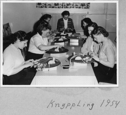 Kvinnor, knyppling 1954