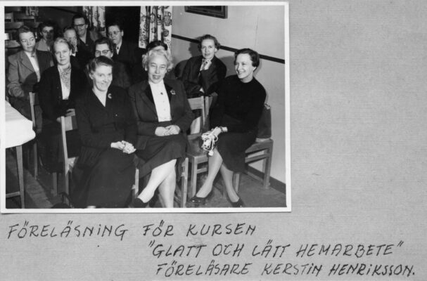 Åhörare vid föreläsning i kursen "Glatt och lätt hemarbete".