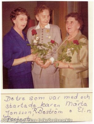 Tre äldre kvinnor med blommor