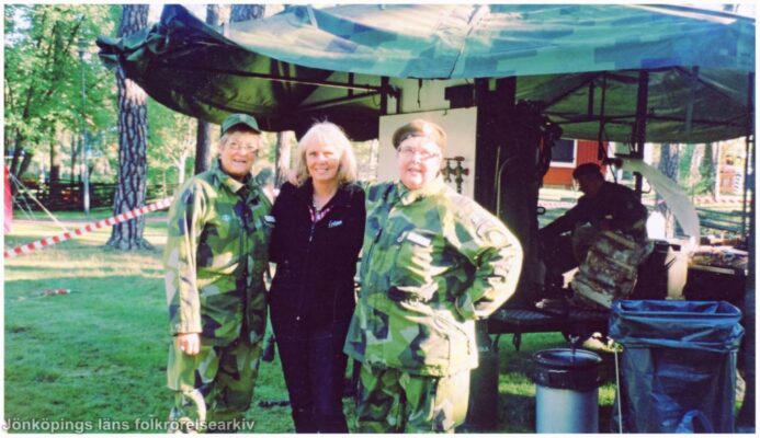 Tre kvinnor, varav två i militäruniform