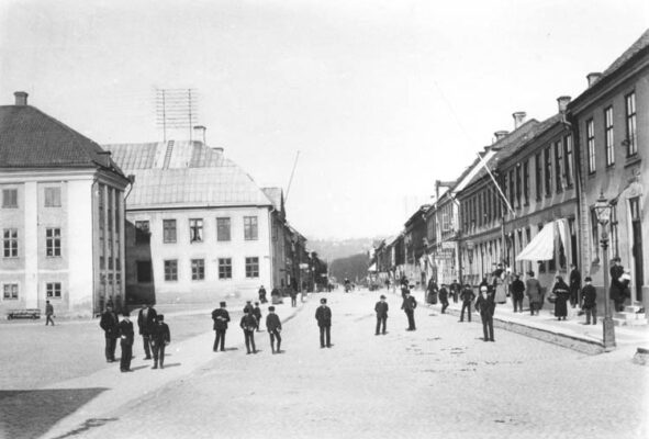 Östra Storgatan och ett hörn av torget