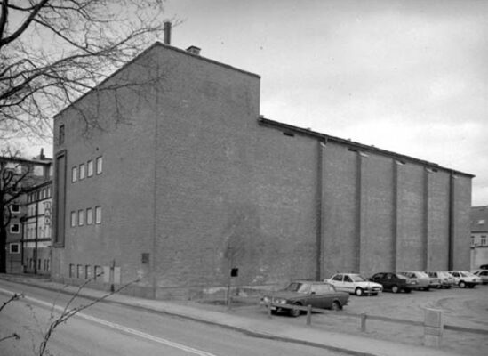 Tegelfasaden och parkering.