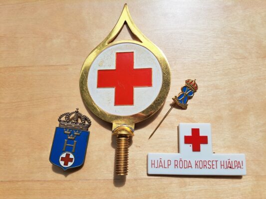 Röda Korset-märken på ett träbord. 