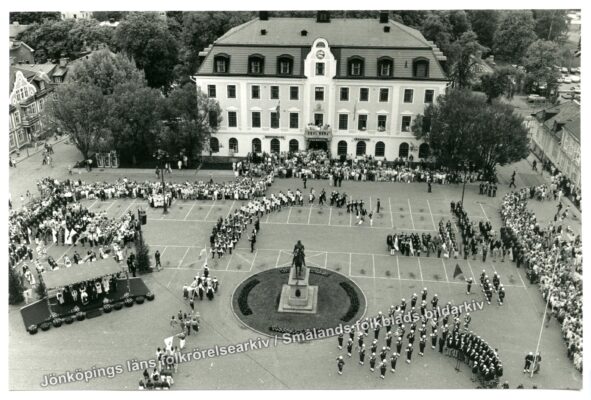 Folksamling i Eksjö sedd från kyrktornet.
