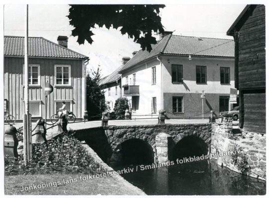 Hus och stenbro