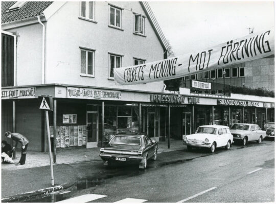Bilar parkerade längs gata