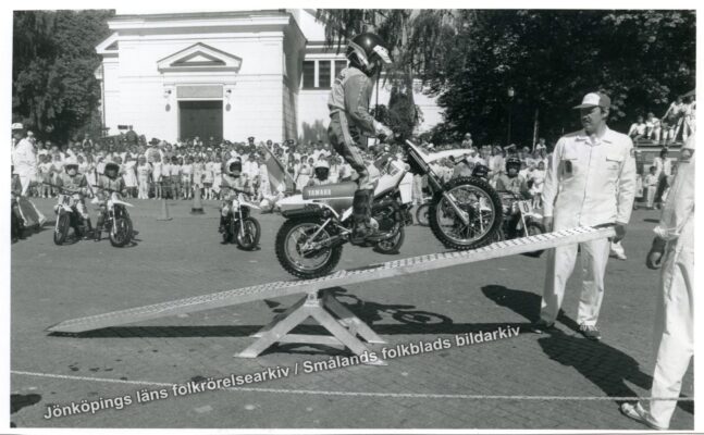 Pojkar i uppvisning med motorcross.