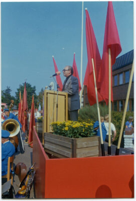 Man talar vid podium