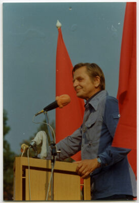 Olof Palme talar vid podium