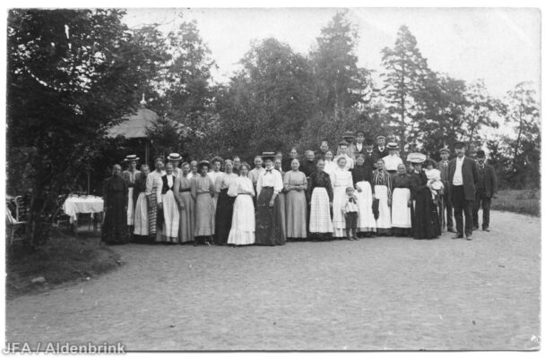 En folksamling i finkläder.