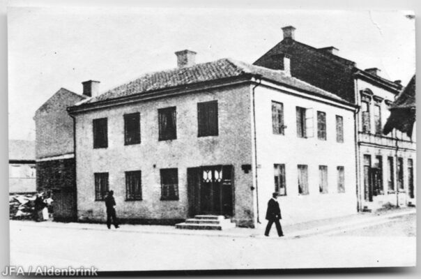 Stenhus vid korsning.