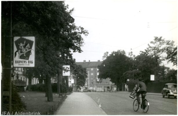 Man cyklar längs bilväg i Jönköping.