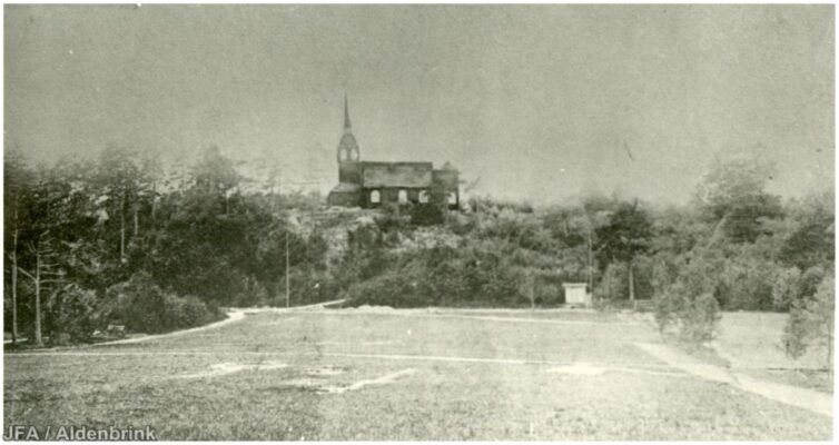 Kyrka på avstånd.