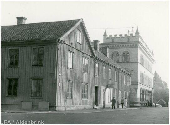 Hus i trä och sten.