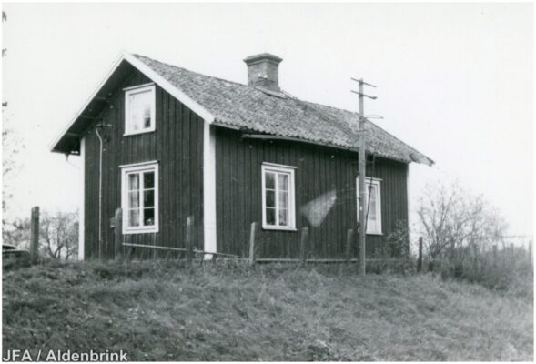 Gammalt trähus, förmodligen rött.