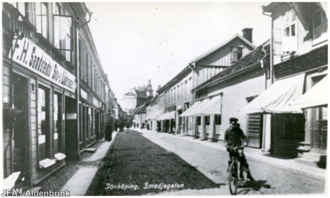 Pojke på cykel, på fotot står "Smedjegatan".