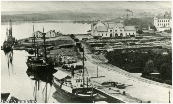 Segelbåtar förankrade i hamn.