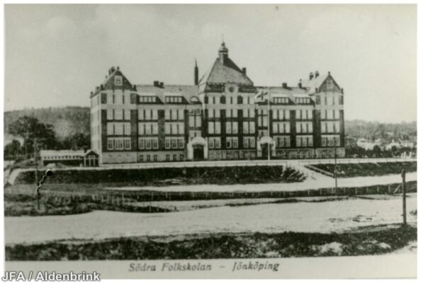 Stor stenbyggnad står ensam.