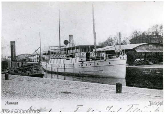 Två båtar i hamn.