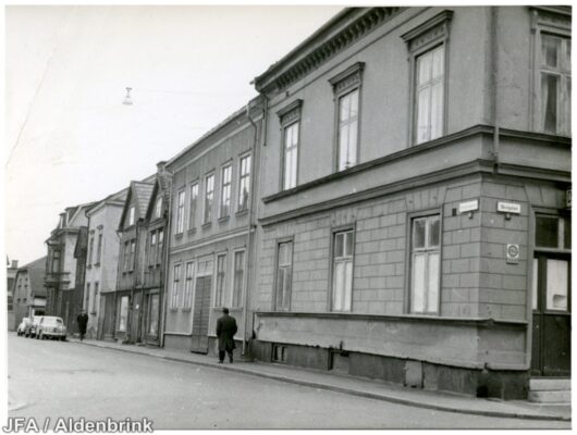 Man går på trottoar.