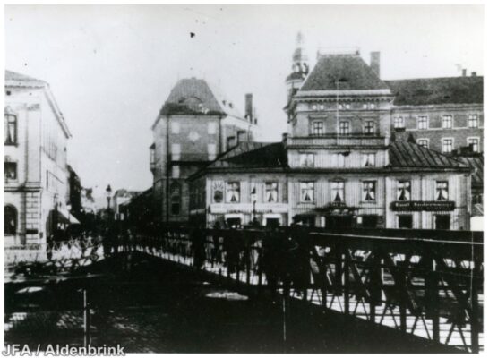 Bro över hamnkanalen.