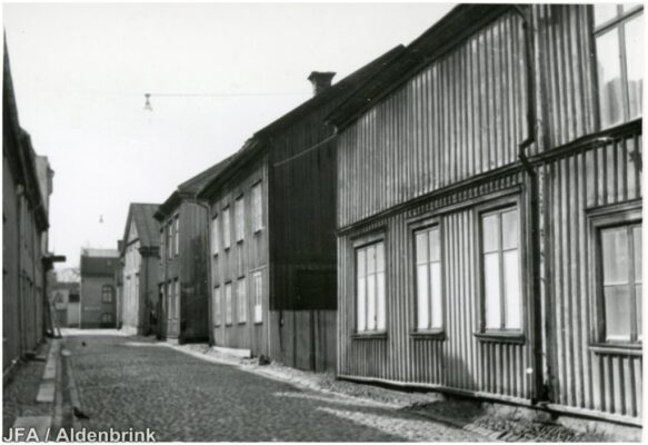 En rad trähus.
