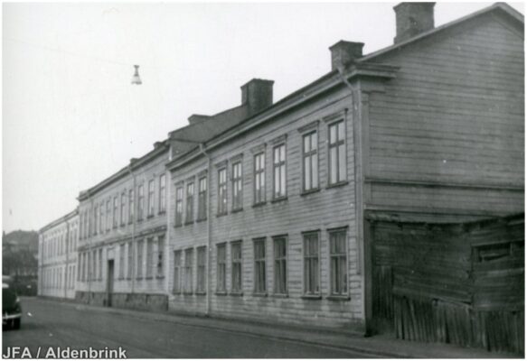 En rad trähus.