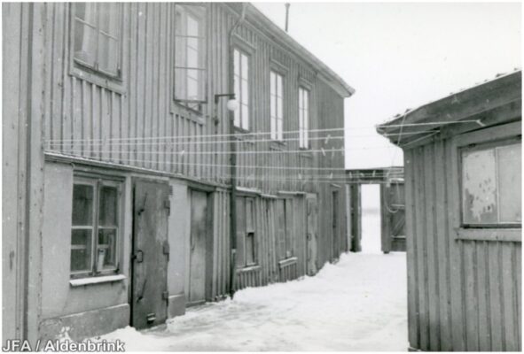 Tvättlinor mellan två hus.