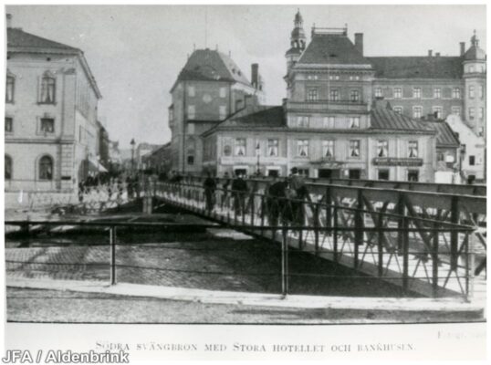 Södra svängbron med stora hotellet.