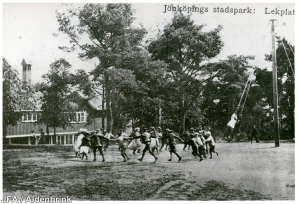 Barn leker utomhus.