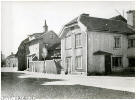 Trähus vid större gata.