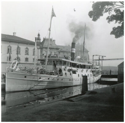 Båt i kanal.