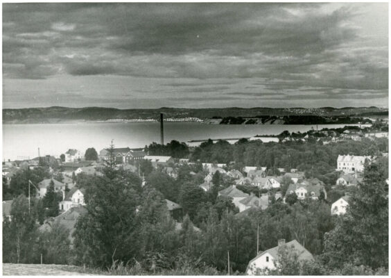 Jönköping och Vättern ovanifrån med mörka moln.