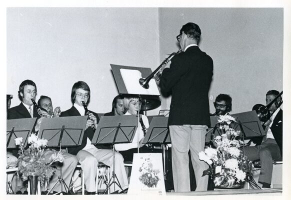 Orkester spelar musik.