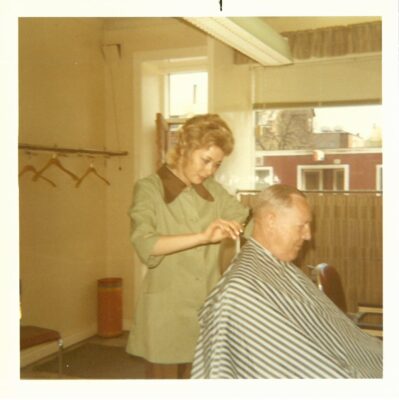 Kvinna klipper äldre man.