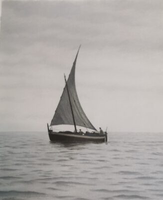 Segelbåt på öppet vatten.