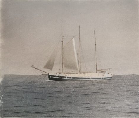 Segelbåt på vatten.