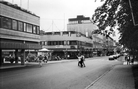 Jönköping Väster, bred gata med bilar och människor.