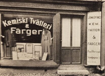 Skyltfönster med skyltning "Kemiskt Tvätteri & Färgeri", "Jönköpings kem tvätter & färgeri". 
