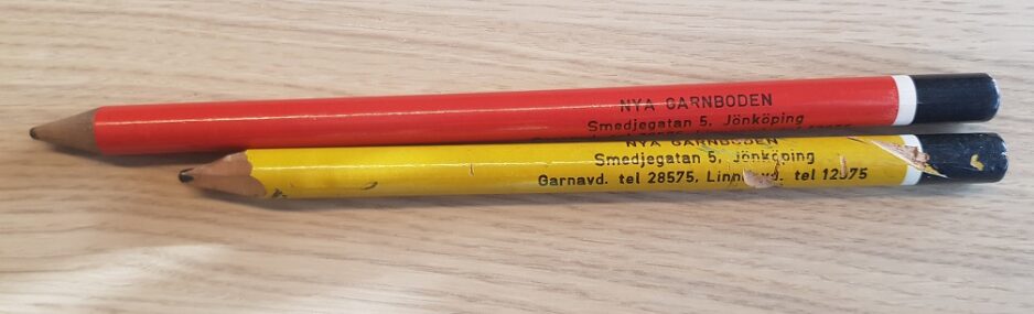 Två pennor med texten "Nya Garnboden" samt affärens adress.