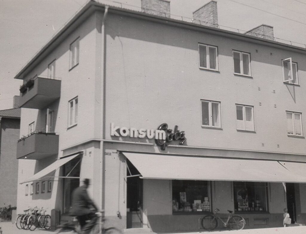 Konsum Göta, cyklar utanför.