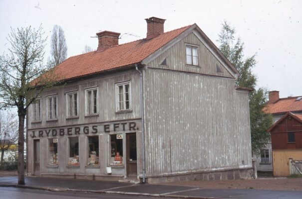 Åldrat trähus med butik.