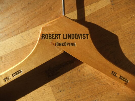 Galge med tryck "Robert Lindqvist Jönköping" samt telefonnummer. 